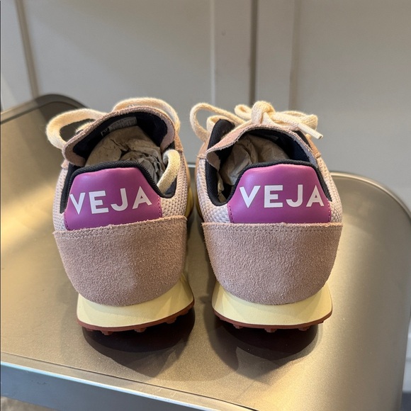 Brand new and never worn Veja  Women's Rio Branco low top Sneakers - Picture 2 of 8